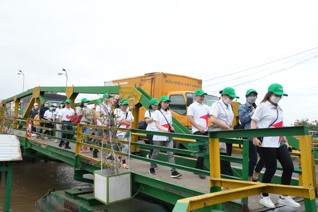 Từ sáng sớm, đoàn đã di chuyển đến thăm bà con ở Doi Mỹ Khánh