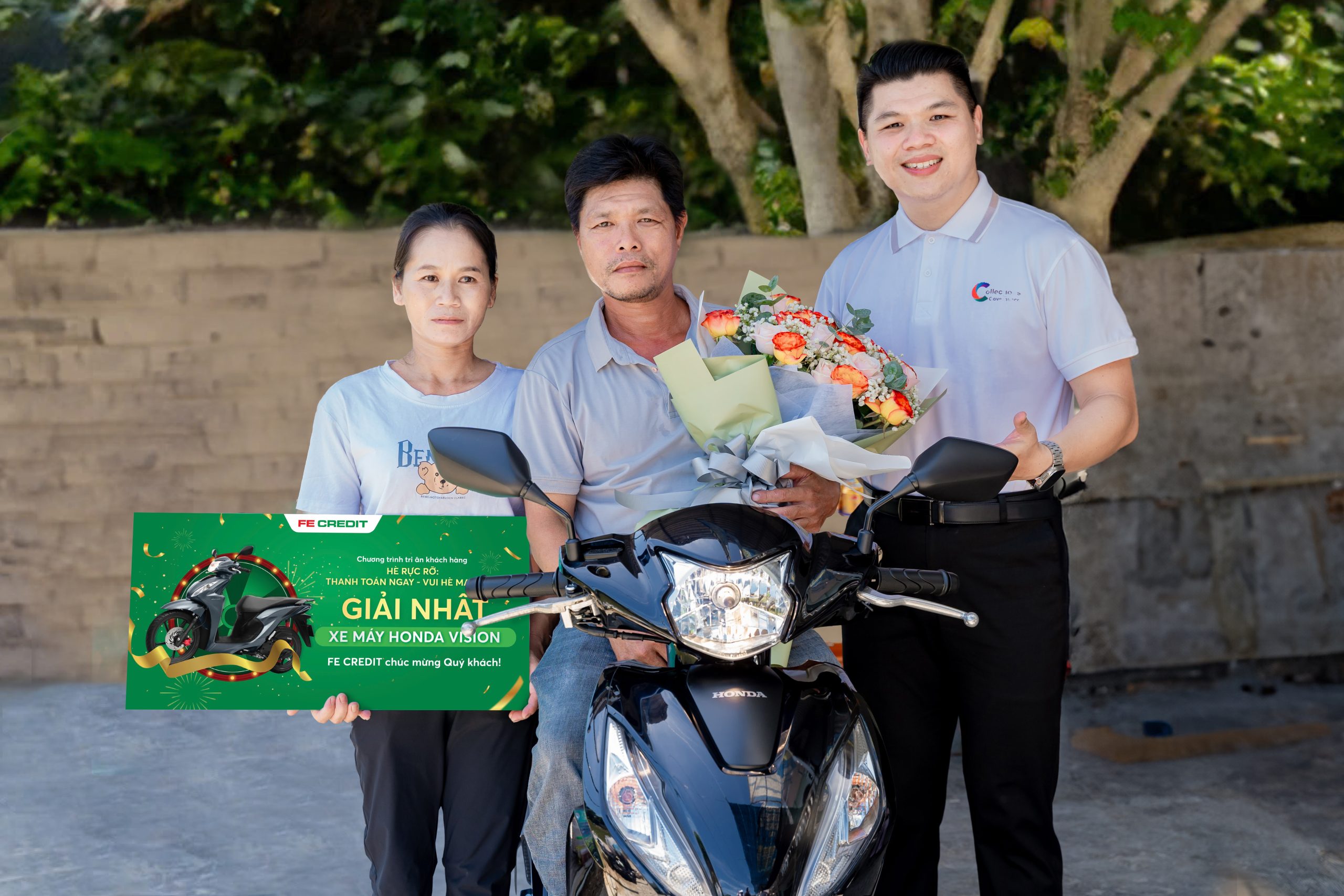 Đại diện FE CREDIT trao giải nhất là 1 xe máy Honda Vision đến anh Huỳnh Văn Trai. (Ảnh: FE CREDIT)