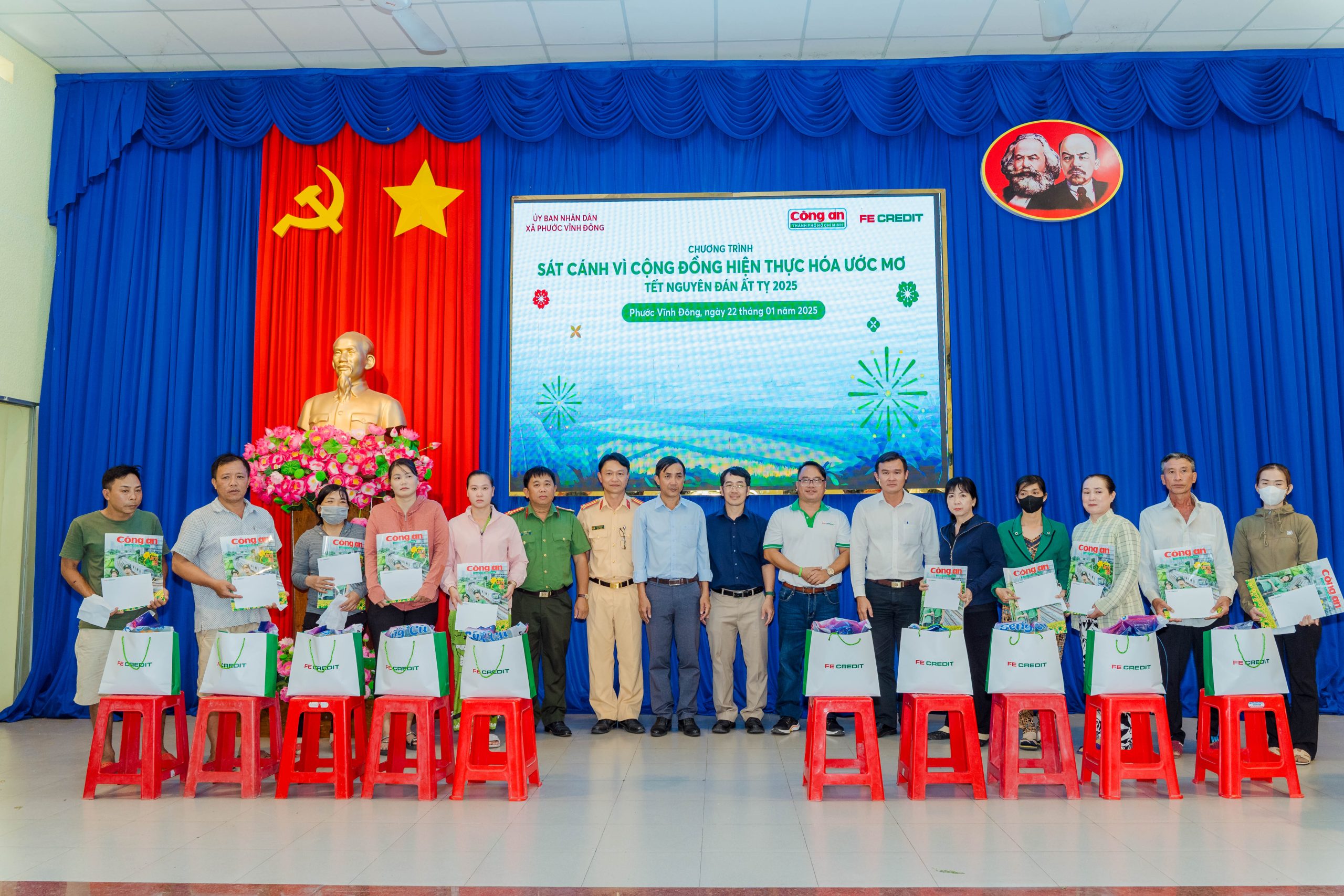 FE CREDIT cùng đại diện chính quyền trao tặng quà Tết cho bà con xã Phước Vĩnh Đông, huyện Cần Giuộc, Long An.&nbsp;Ảnh: FE CREDIT