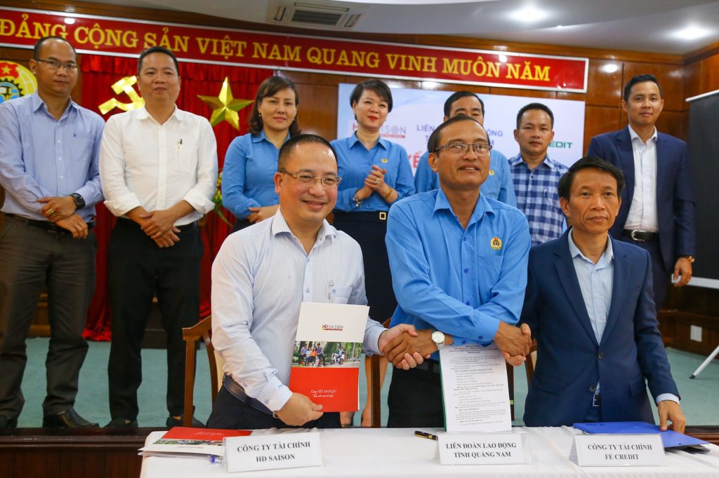 Ký kết biên bản ghi nhớ với 2 công ty tài chính triển khai gói vay tiêu dùng cho người lao động tỉnh Quảng Nam. (Ảnh: Văn Trực)