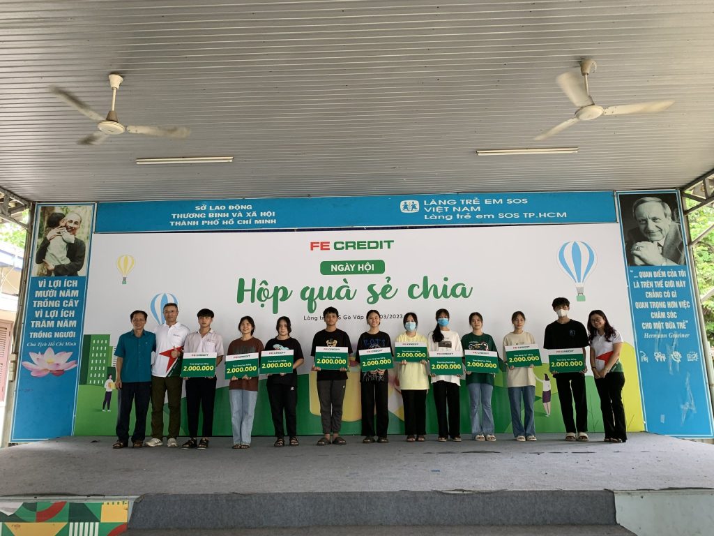 FE trao tặng học bổng cho trẻ em Làng SOS
