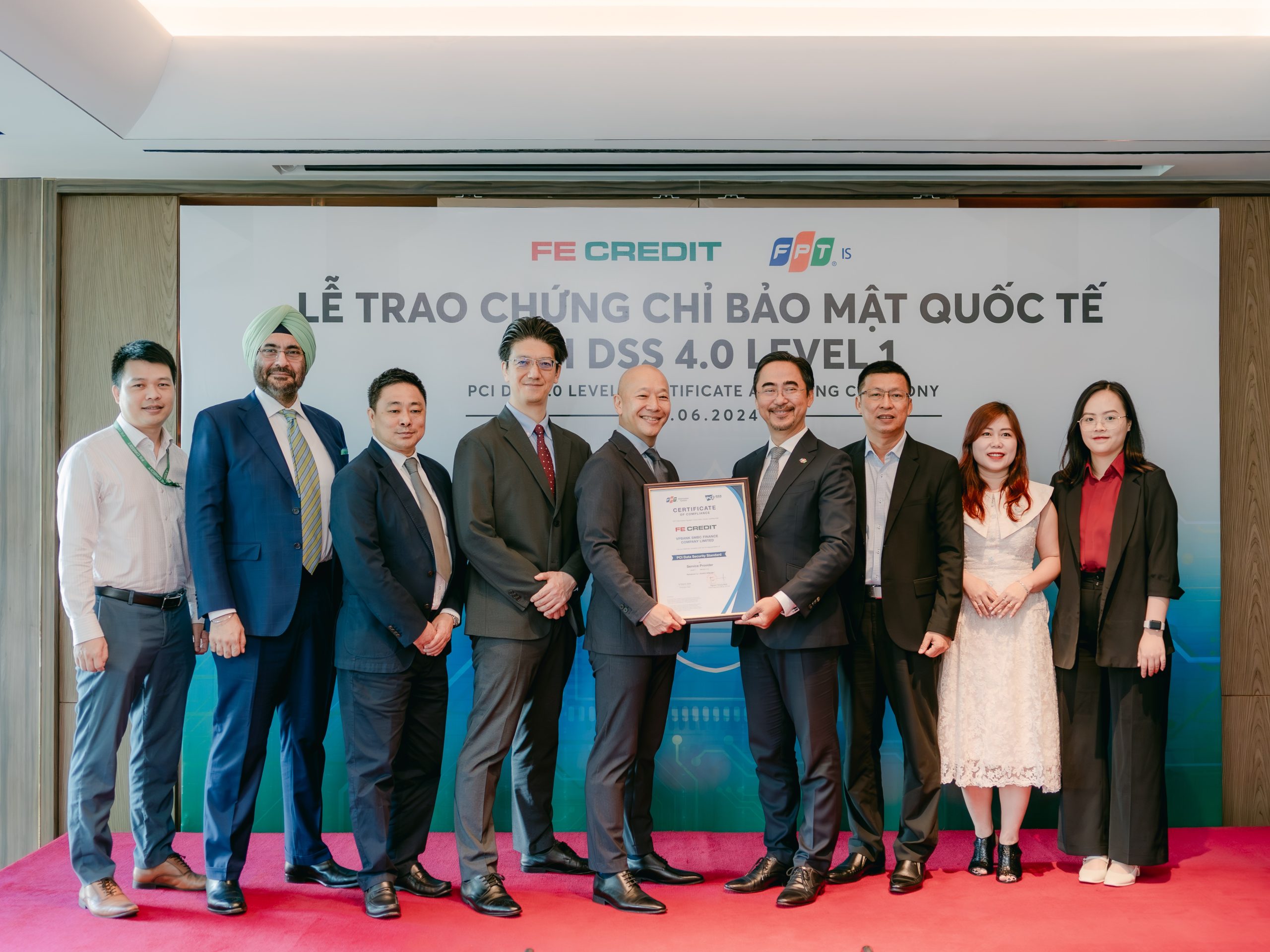 Ban lãnh đạo FPT IS trao chứng nhận PCI DSS 4.0 – Level 1 đến Ban lãnh đạo FE CREDIT. Ảnh: FE CREDIT