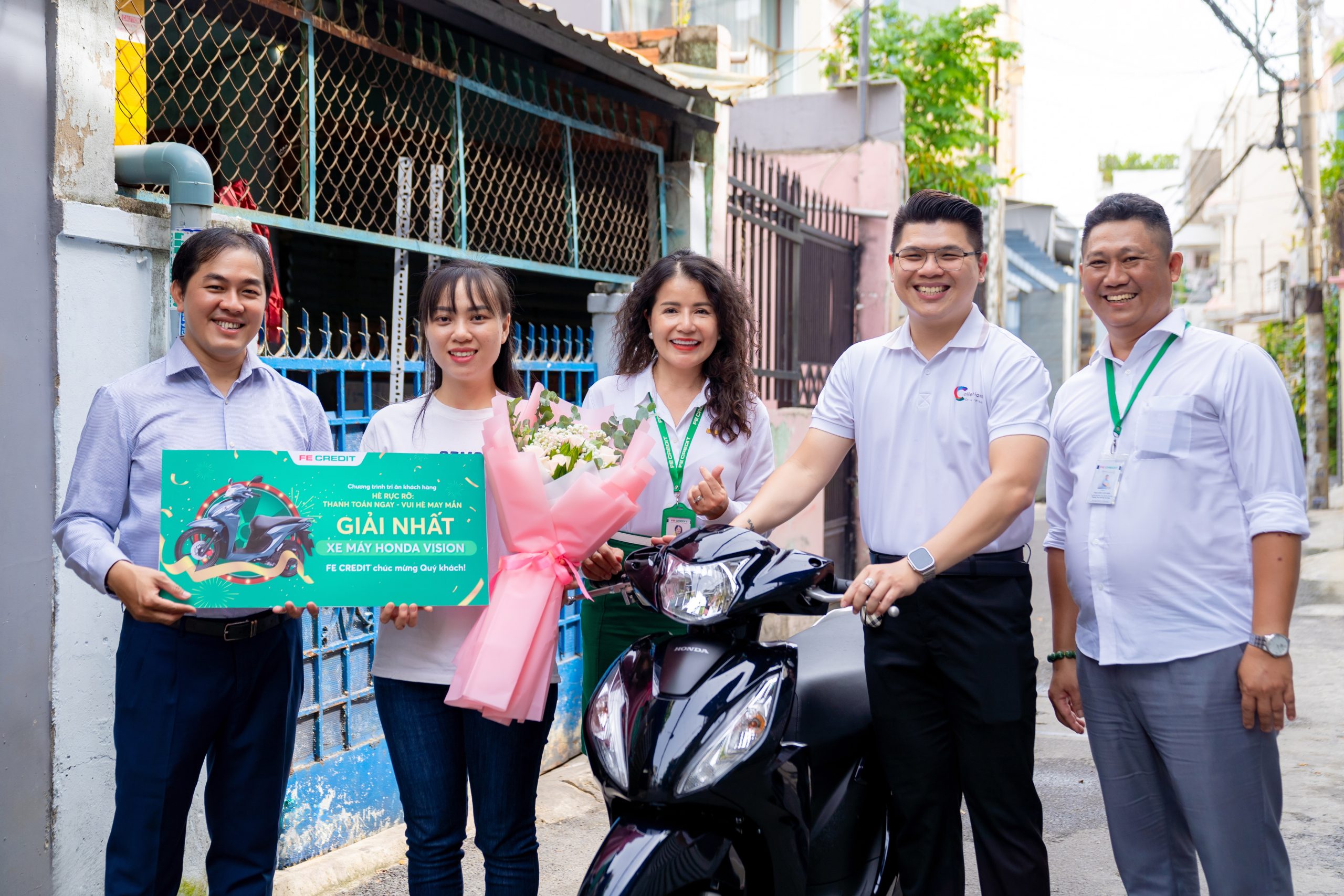 Chị Kim Ngân – vợ anh Nguyễn Văn Đệ – nhận giải nhất là một chiếc Honda Vision từ đại diện FE CREDIT. Ảnh: FE CREDIT