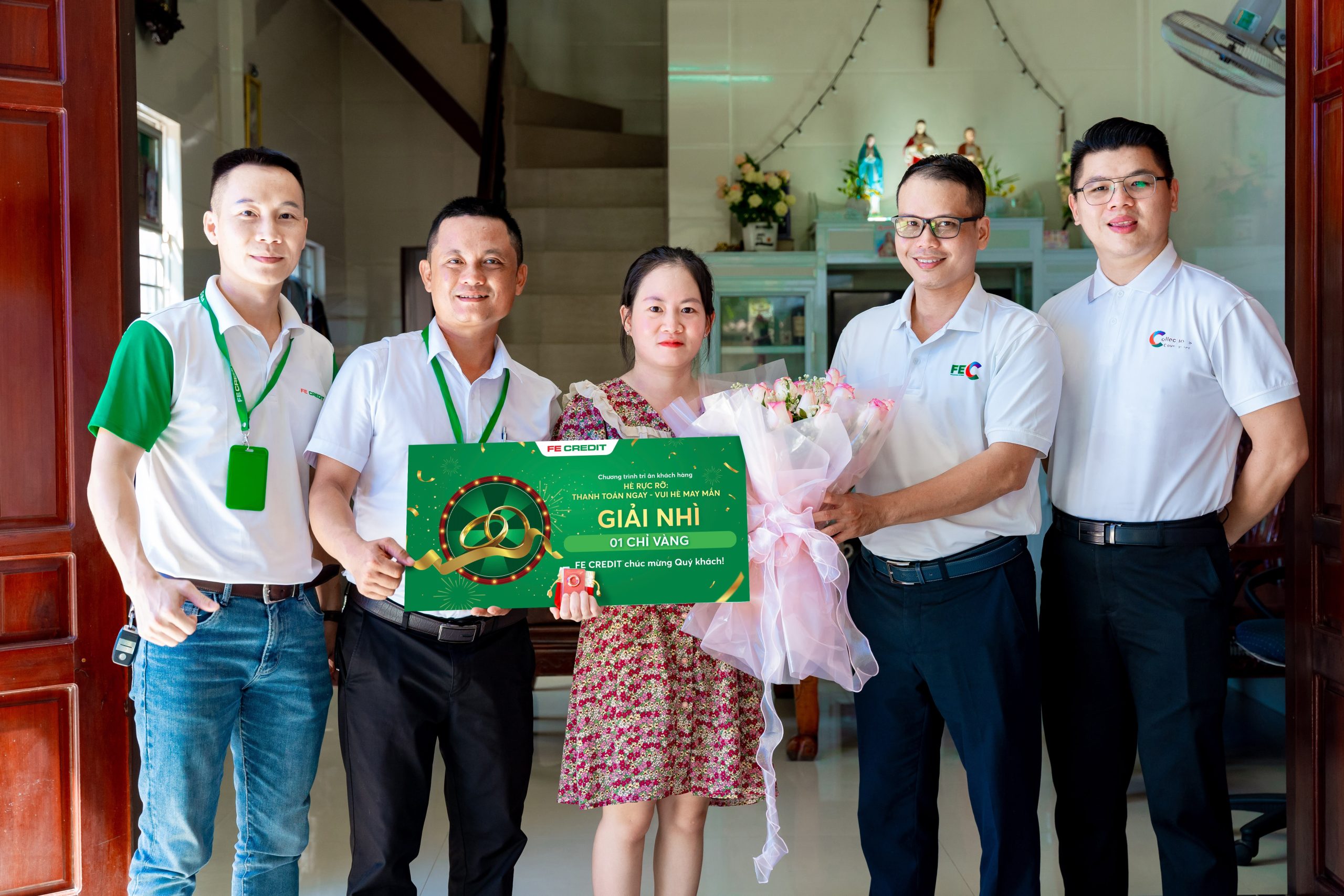 FE CREDIT tích cực trao đổi với khách hàng về tầm quan trọng của thanh toán đúng hạn đến lịch sử tín dụng. (Ảnh: FE CREDIT)