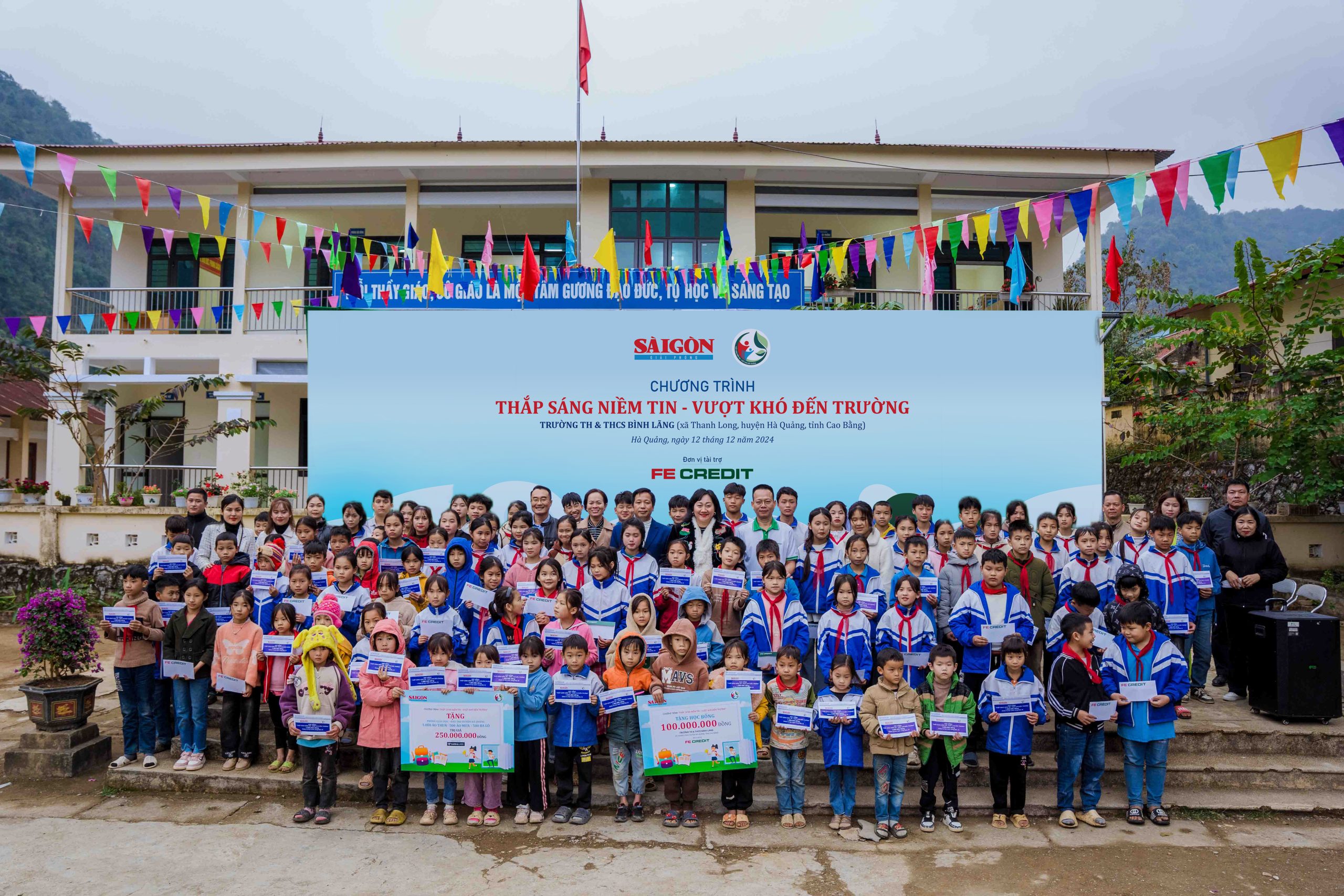FE CREDIT tổ chức hoạt động "Sát cảnh vì cộng đồng, hiện thực hóa ước mơ" mang yêu thương đến học sinh vùng cao