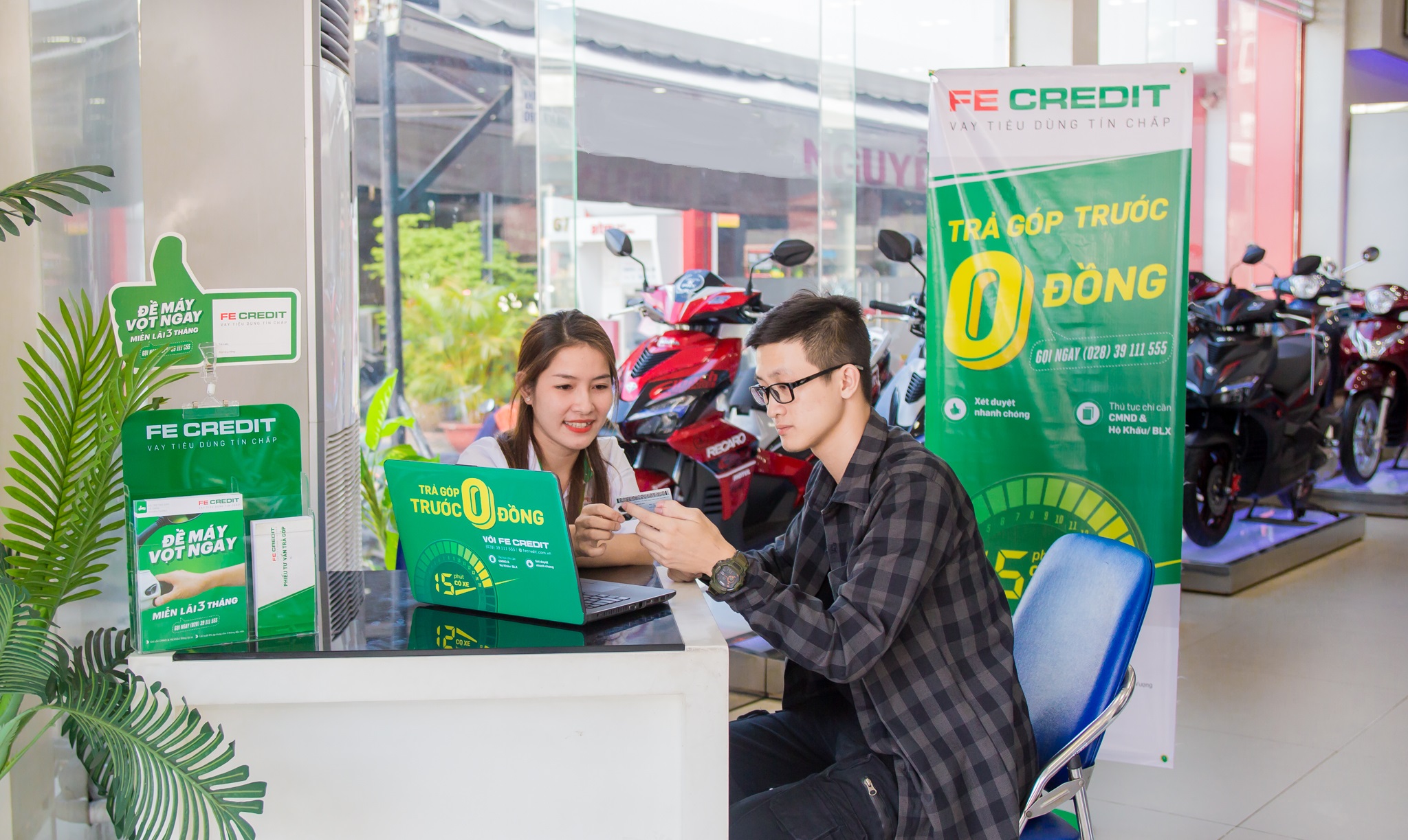 Khách hàng thường có nhiều tiêu chí khi lựa chọn xe máy để phù hợp với nhu cầu đi lại và tài chính cá nhân. Ảnh: FE CREDIT