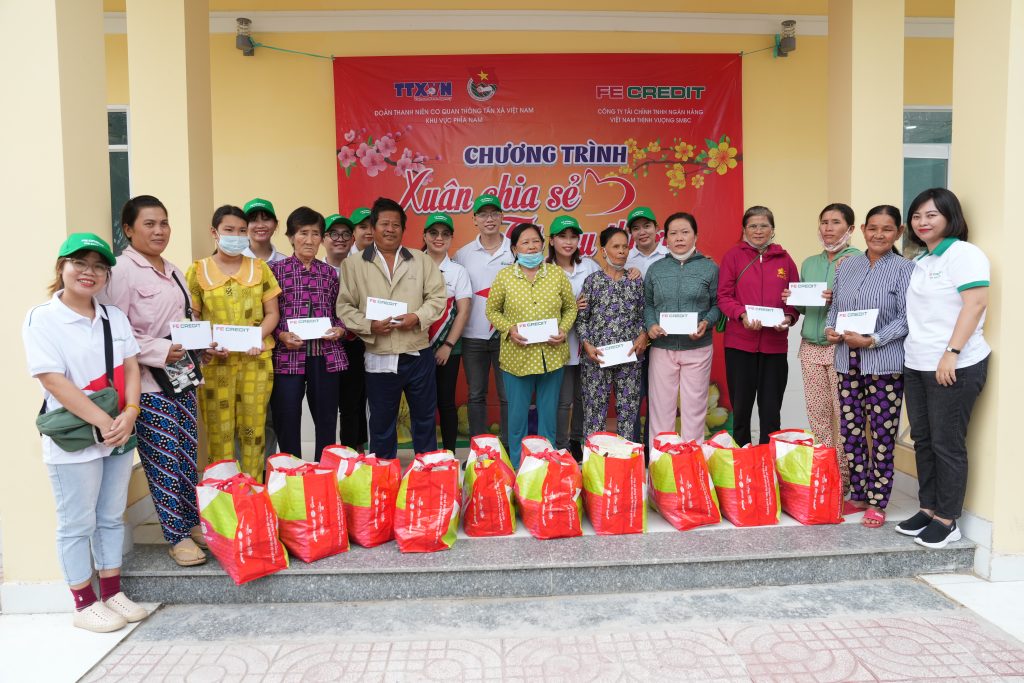 Đoàn trao tặng những phần quà ý nghĩa cho bà con có hoàn cảnh khó khăn ở Doi Mỹ Khánh