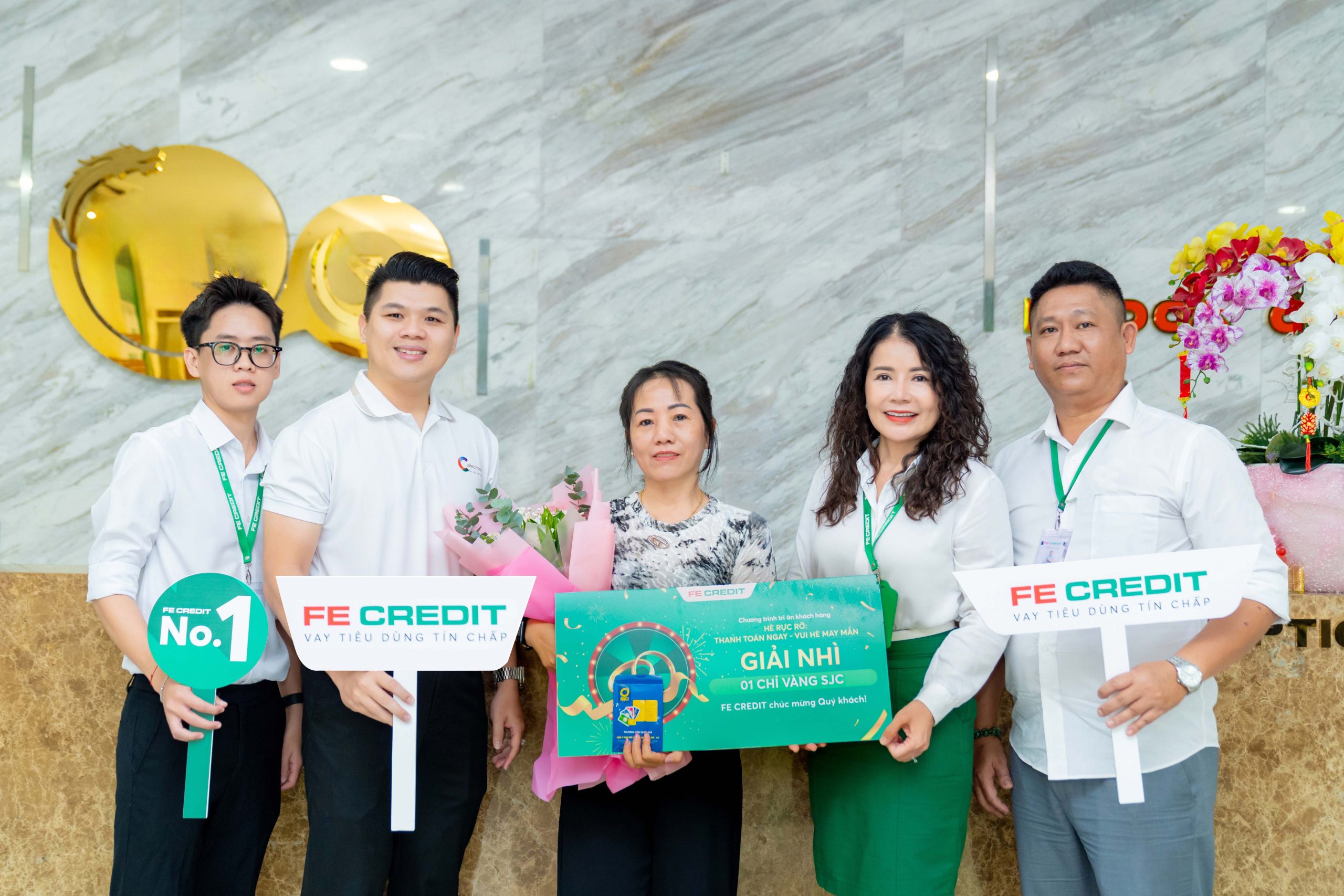 Đại diện FE CREDIT trao giải nhì là một chỉ vàng SJC đến chị Thanh Thảo. Ảnh: FE CREDIT